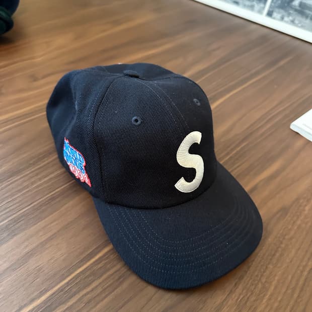 슈프림 월드 페이머스 S 로고 6-패널 네이비 - 25SS 