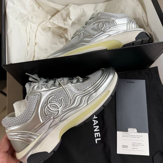 샤넬 샤식스 실버 37.5 사이즈 