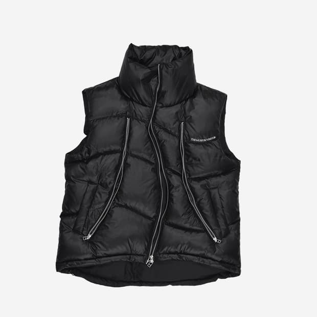 더뮤지엄비지터 크림 커브드 지퍼 푸퍼 다운 베스트 글로시 블랙