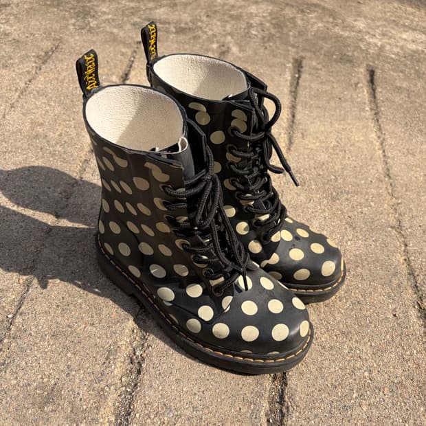 Dr. Martens 8홀 도트 패턴 부츠 220