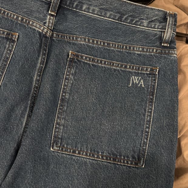 유니클로 x jw anderson 스트레이트 진 미드블루 36