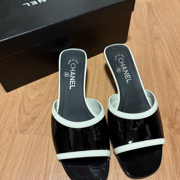 샤넬 24C 에나멜 뮬 슬리퍼 블랙 G45379 38사이즈