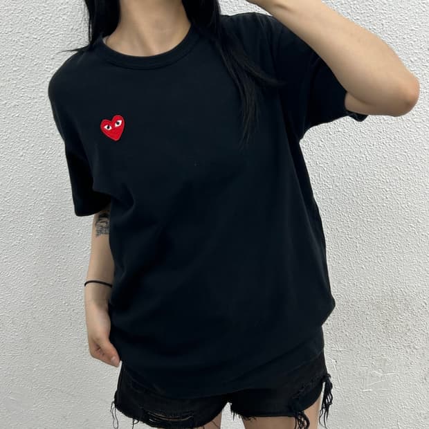 꼼데가르송 레드 하트와펜 블랙 반팔