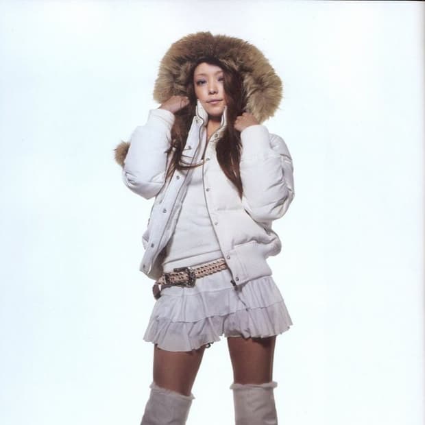 아무로나미에 폼폼 후드 다운 점퍼