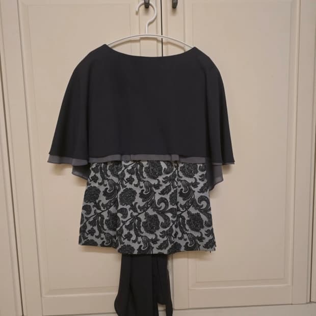 하우앤왓 박병규 케이프 블라우스