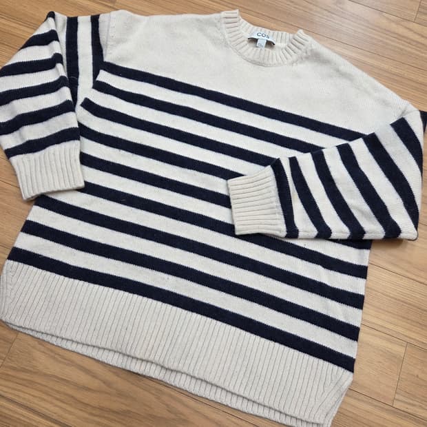 XS 사이즈 COS 스트라이프 니트입니다. 100% 모 소재라 가볍고 따