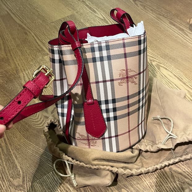 버버리 버킷뱃 크로스백