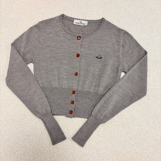 비비안웨스트우드 베아 크롭 가디건 스톤 베이지