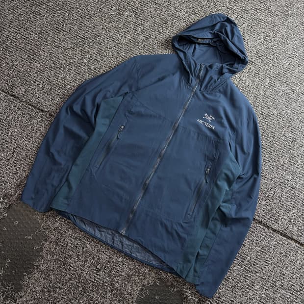 아크테릭스 아톰 SL 네이비 후디 재킷 4218