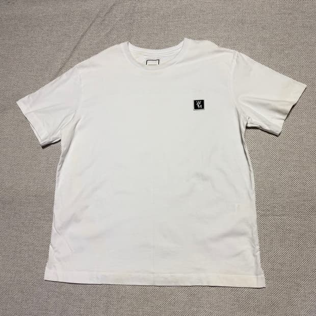 우영미 화이트 반팔 티셔츠