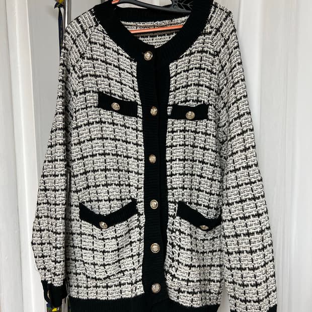 트위드 블랙 배색 금장 버튼 가디건