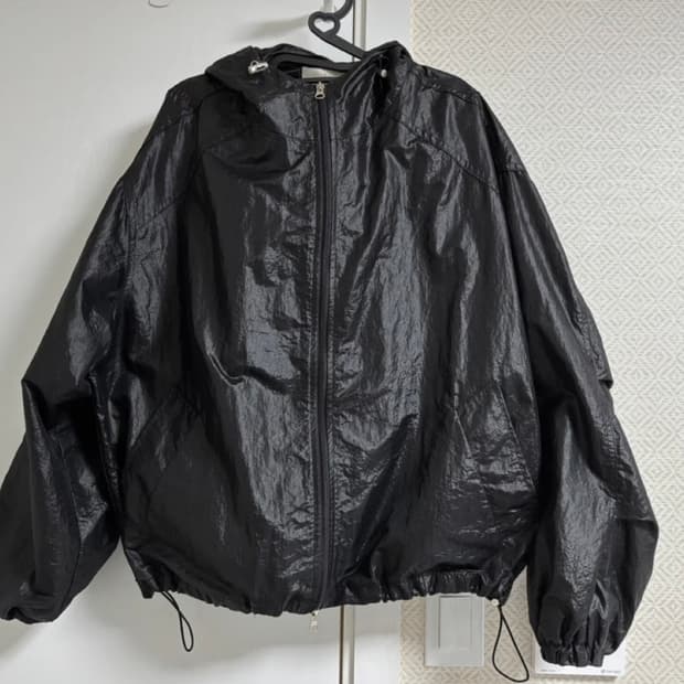 무드인사이드 글로시 스티치 후드 바람막이