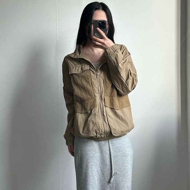 푸마 로고 포켓 카키 바람막이 자켓