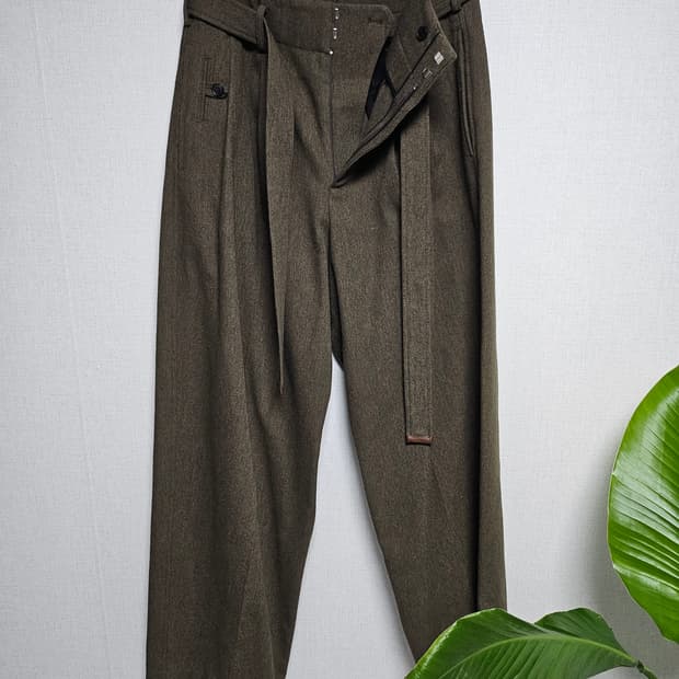 [M]렉토 벨트 디테일 팬츠 카키