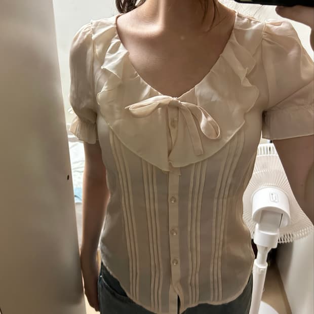 연핑크 프릴 블라우스