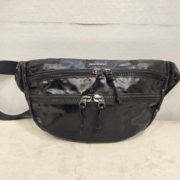 디젤 블랙 카모 슬링백 크로스백