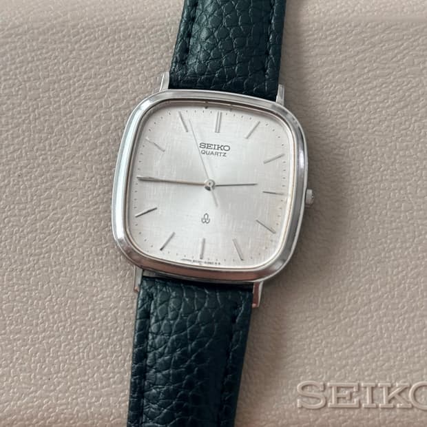 Seiko 세이코 쿼츠 스퀘어 실버 브러시드 패턴 다이얼 1981
