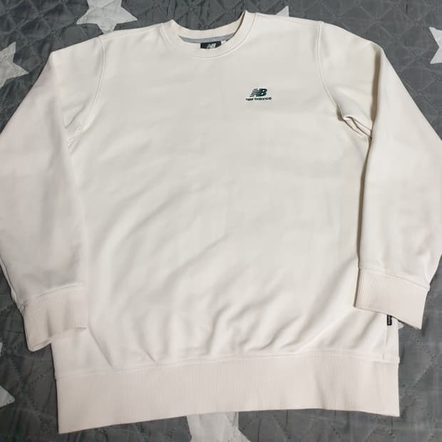 뉴발란스 에센셜 스몰로고 맨투맨 크림 (S)