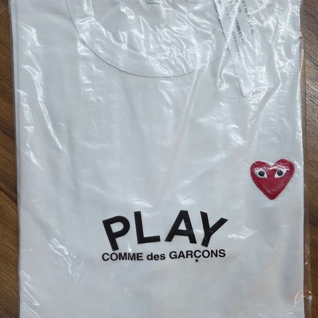 꼼데 하트 로고 화이트 반팔티 XL(새상품)