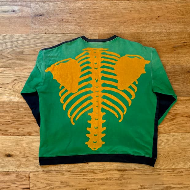 캐피탈 본 스웻셔츠