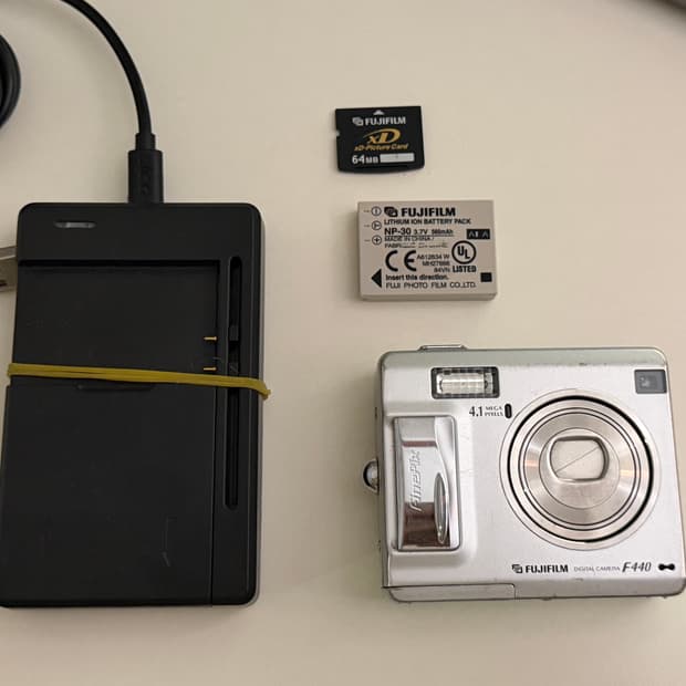 FUJI F440 카메라 판매 (배우 정소민 디카, 바로 사용 가능)