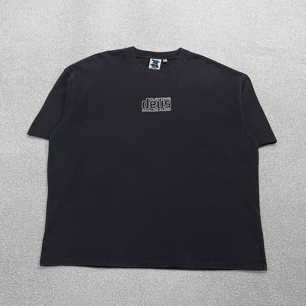 데우스엑스마키나 백 로고 반팔티 피그먼트블랙