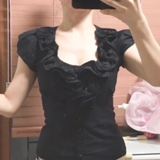  s사이즈ㅡ 장미프릴 장식 스판 블라우스/새거수준