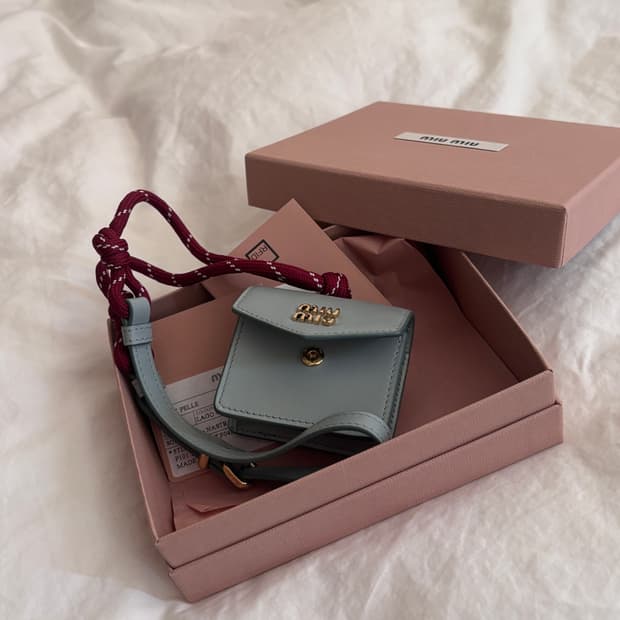 미우미우 miumiu  가죽 코드 및 트릭 (풀박스/상태 최상)