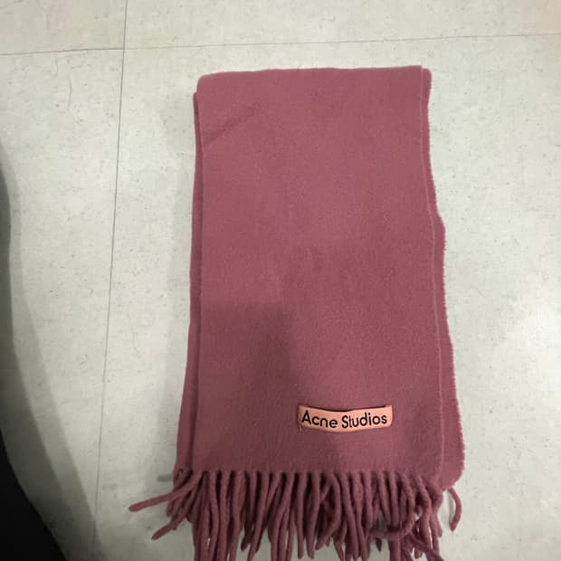 아크네 스튜디오 머플러 라즈베리