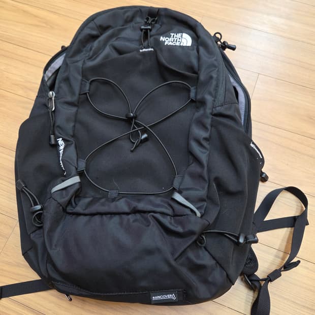 16L 용량의 노스페이스 백팩입니다. 무난한 블랙 색상이라 어느 옷에나 