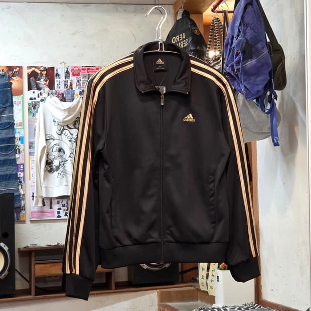 아디다스 블랙 골드 져지 트랙탑