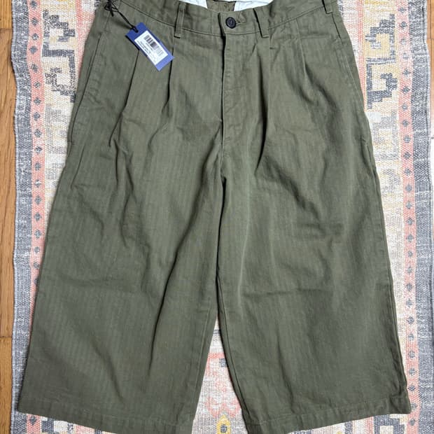 노아 Noah 헤링본 플리츠 카프리 팬츠, 아미그린, 30