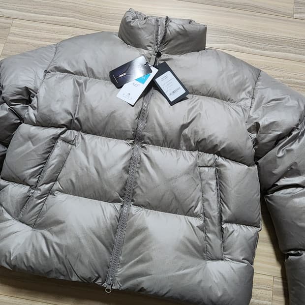 무신사스탠다드덕다운점퍼L베이지오리털패딩