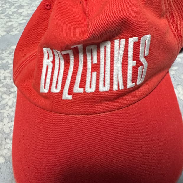 더 긱스 버즈콕크스 캡 레드