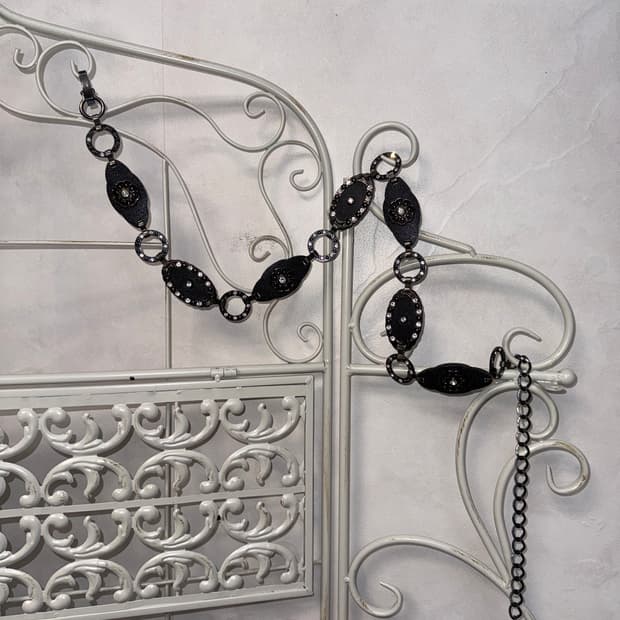 Black oriental flower cubic chain belt