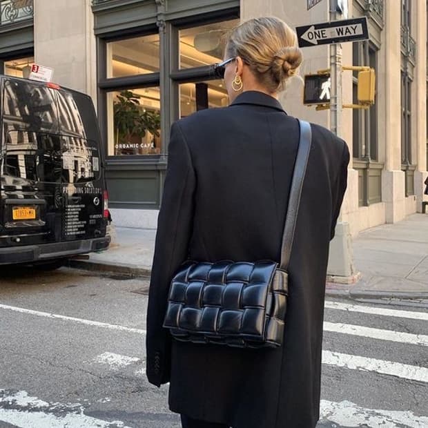 보테가베네타 패티드 카세트백