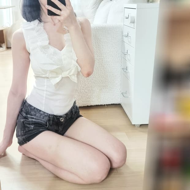 레이스 러플 센터리본 슬리브리스 코튼 블라우스 (44~날씬55)