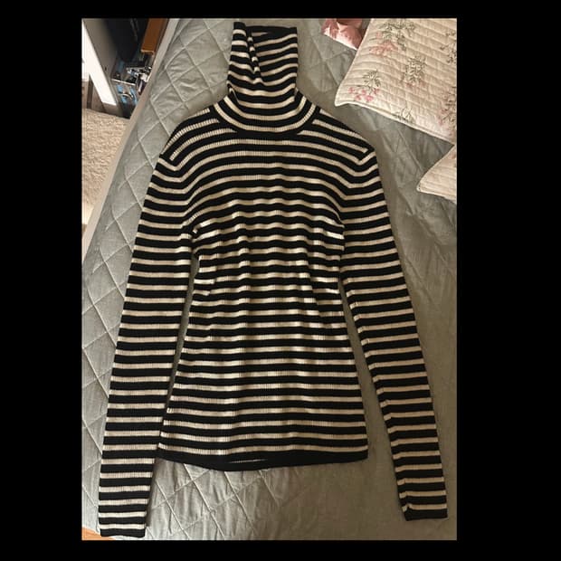 유니클로 모100 터틀넥 스트라이프 니트