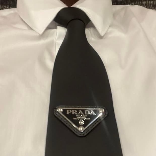 프라다 레더 빈티지 브로치