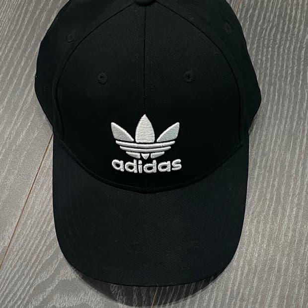 아디다스 블랙 화이트 볼캡 모자