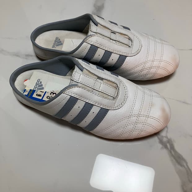 Y2K 아디다스 희귀 소장품 흰색 슬립온 뮬 스니커즈