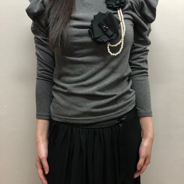 빈티지 그레이 플라워 셔링 탑