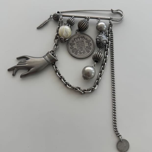 BRASS MULTI-MOTIF BROOCH 황동 멀티 모티브 브로치