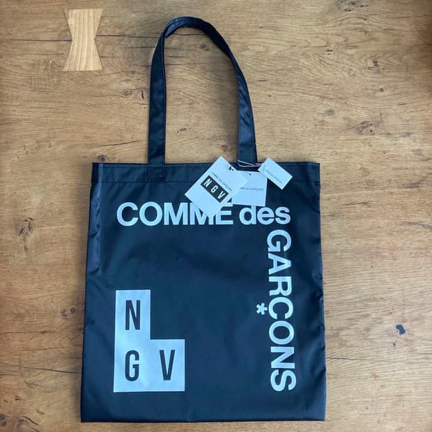 NGV 꼼데가르송 토트백 블랙