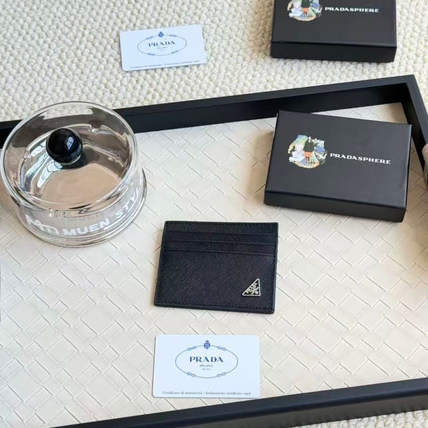 프라다 사피아노 레더 카드 홀더 블랙