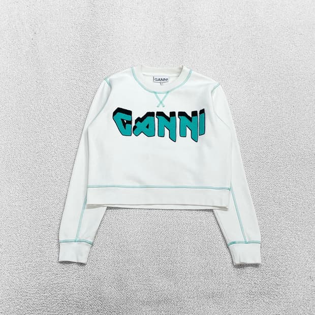 가니 Ganni 이솔리 락 로고 크루넥 크롭 맨투맨
