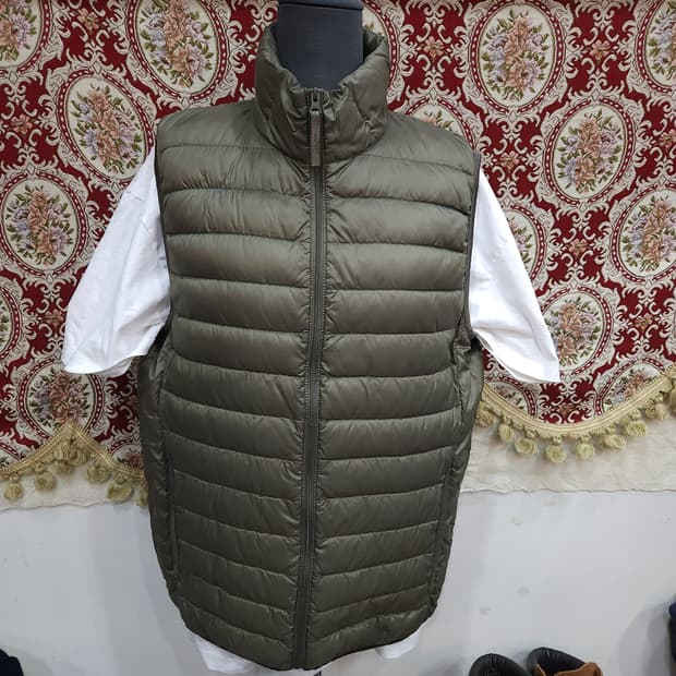 유니클로 카키 오리털 경량 패딩조끼

