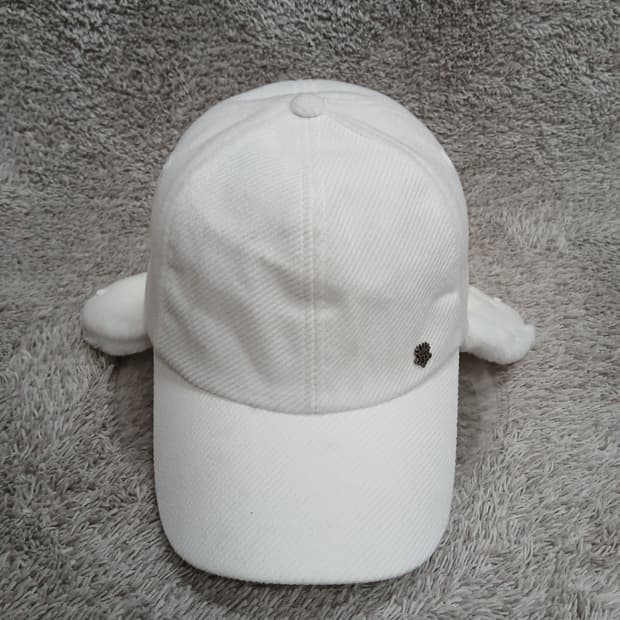 MQUM 귀덮개 화이트 모자