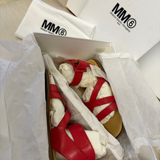 마르지엘라 핫핑크 스트랩 샌들