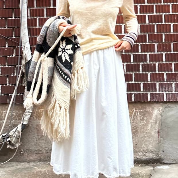 목폴라 화이트 스커트 코디세트